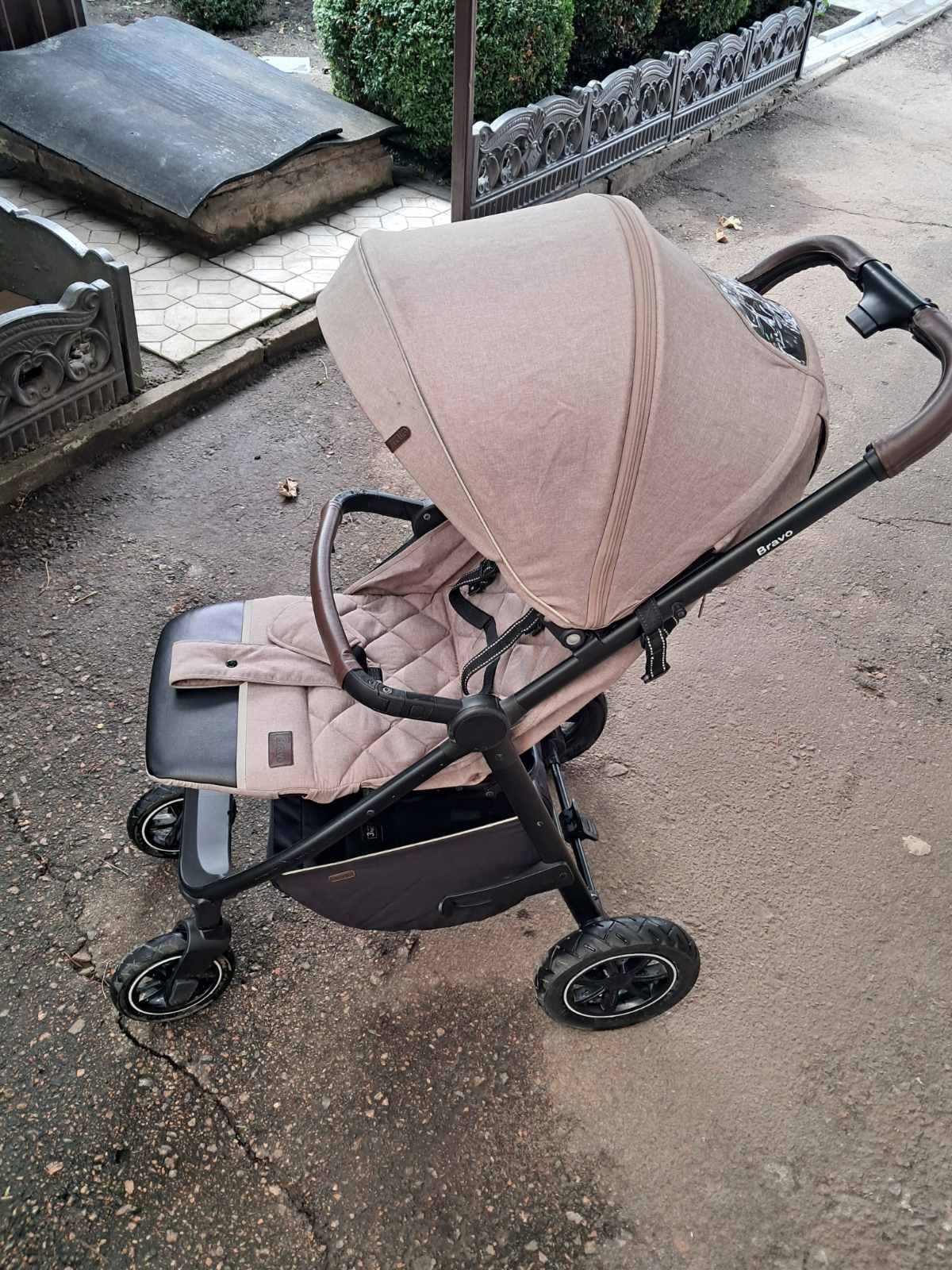 Універсальна дитяча коляска