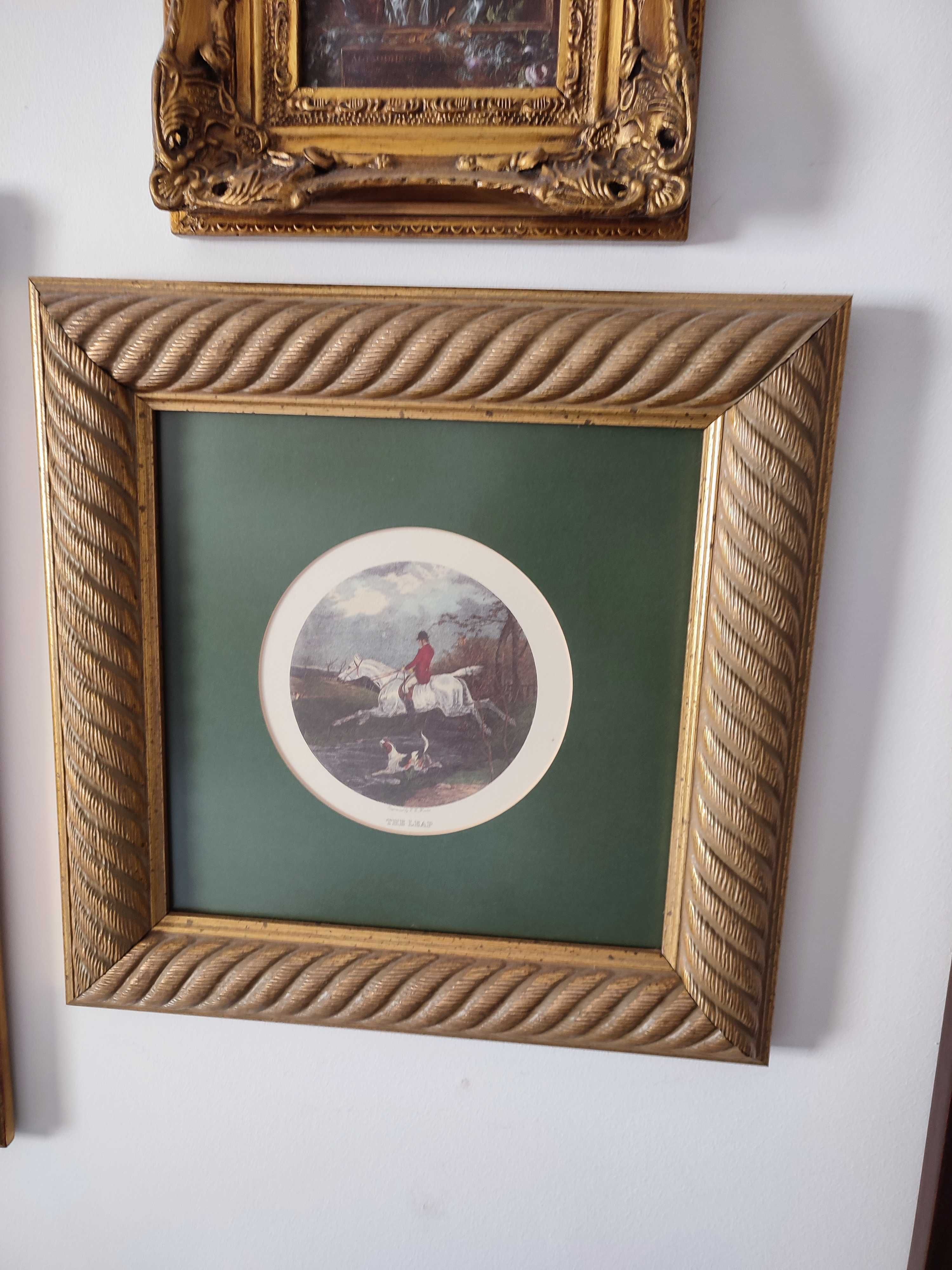 Quadro de caçada com passpartout verde e moldura dourada