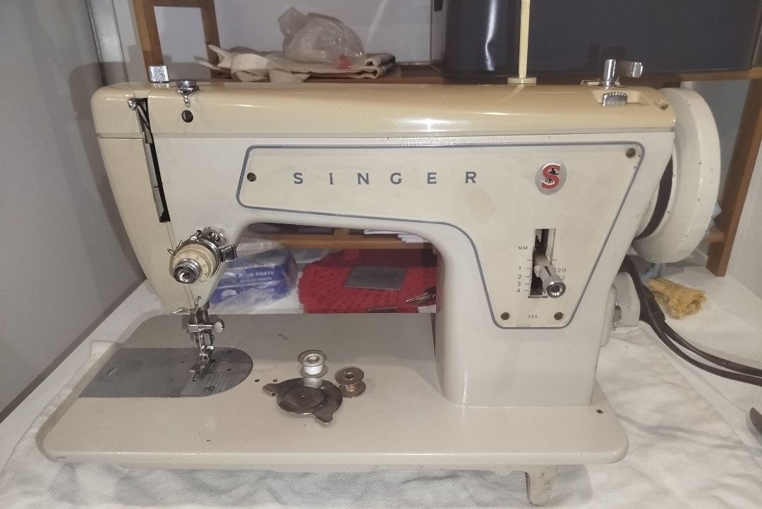 Máquina de costura Singer com base de madeira