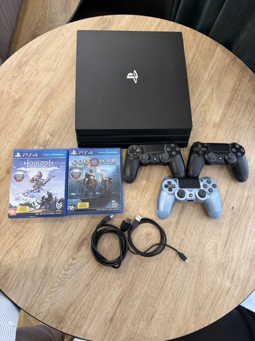 PlayStation 4 Pro 1TB + 3 джойстики + диски