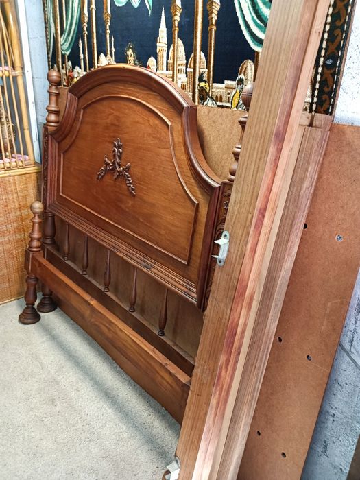 Mobiliário Quarto de casal vintage, cama, comoda com espelho e duas me