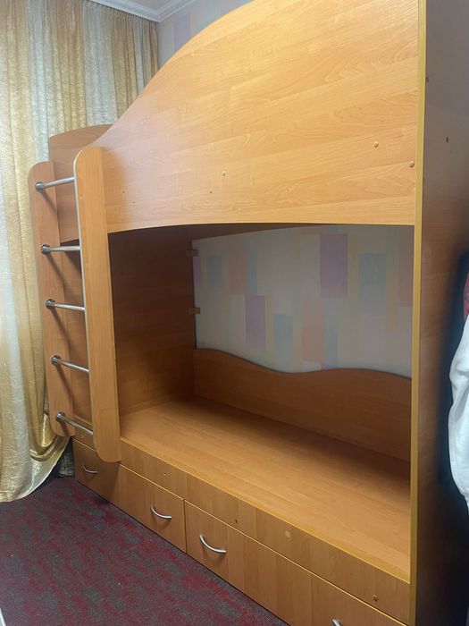 Двоповерхове ліжко з висувними шухлядами