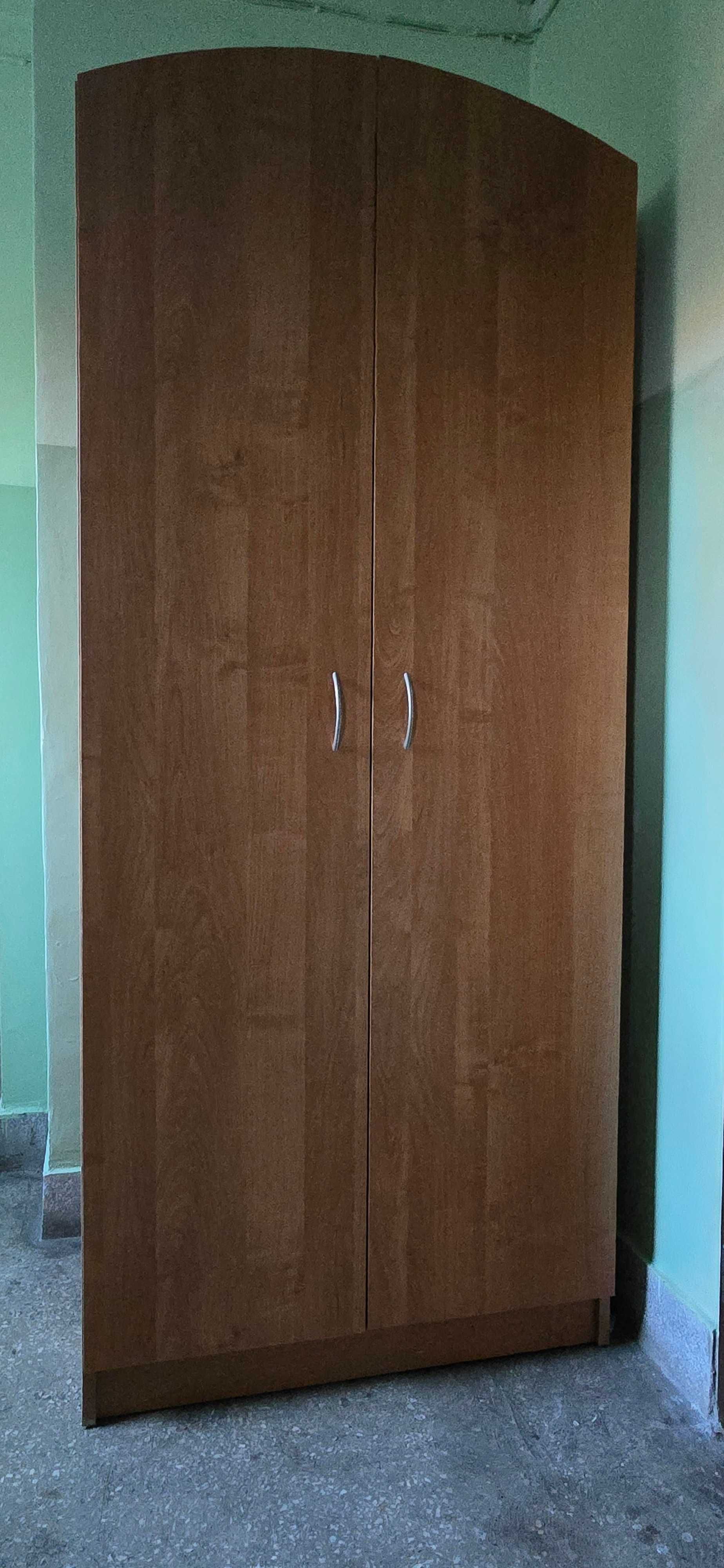 Sprzedam szafę i witrynę należące do kompletu.