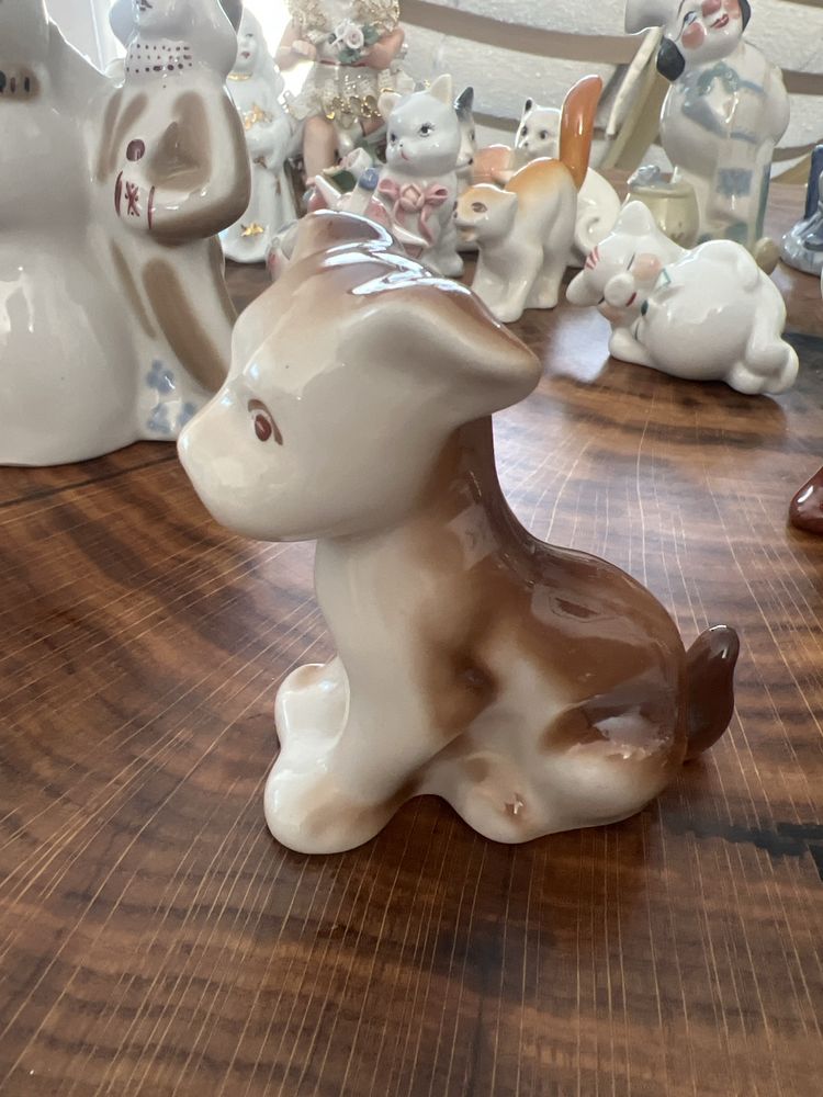 Figurka porcelanowa piesek sygnowana PRL
