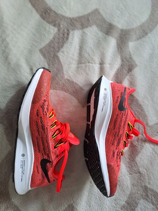 Śliczne sportowe oryginalne buty NIKE rozmiar 34 ( 21.5 cm). NOWE