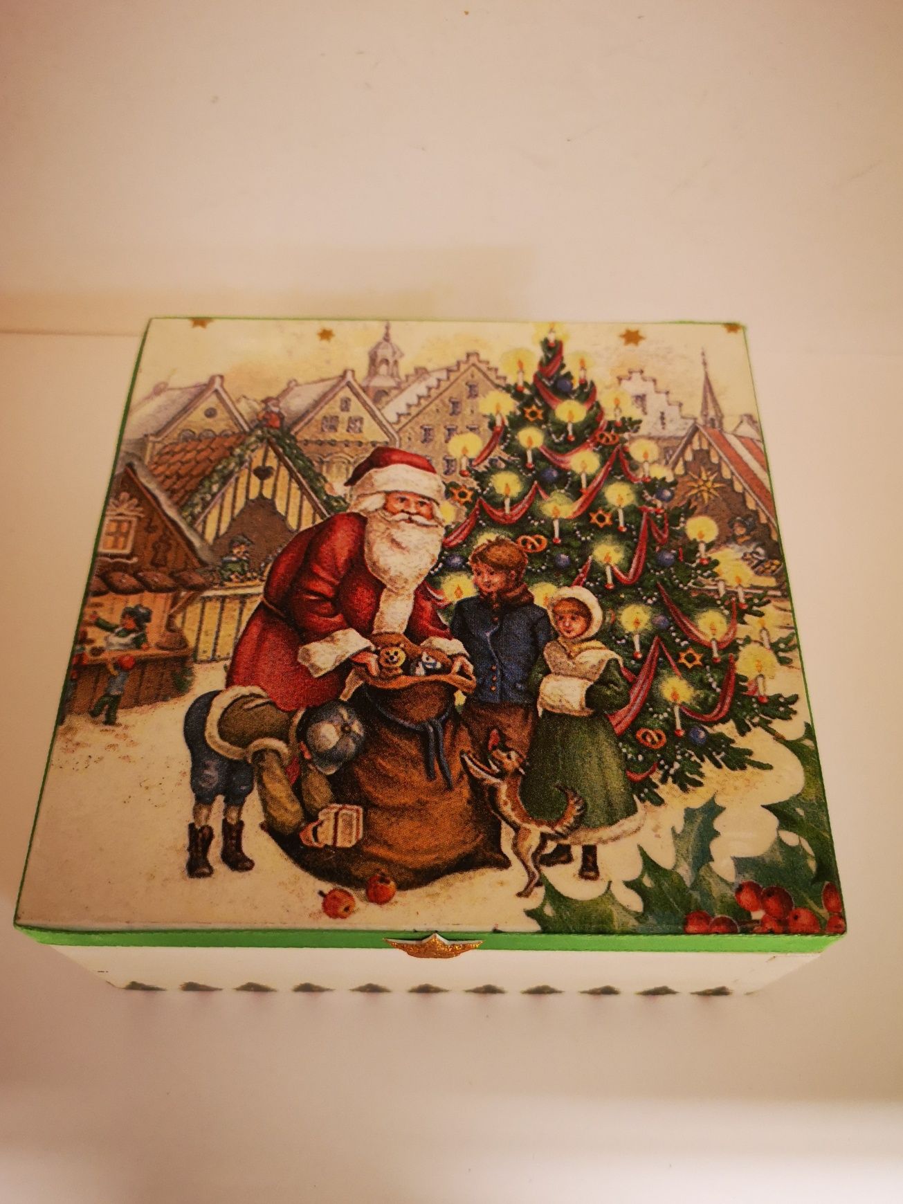 Drewniane pudełko świąteczne z Mikołajem