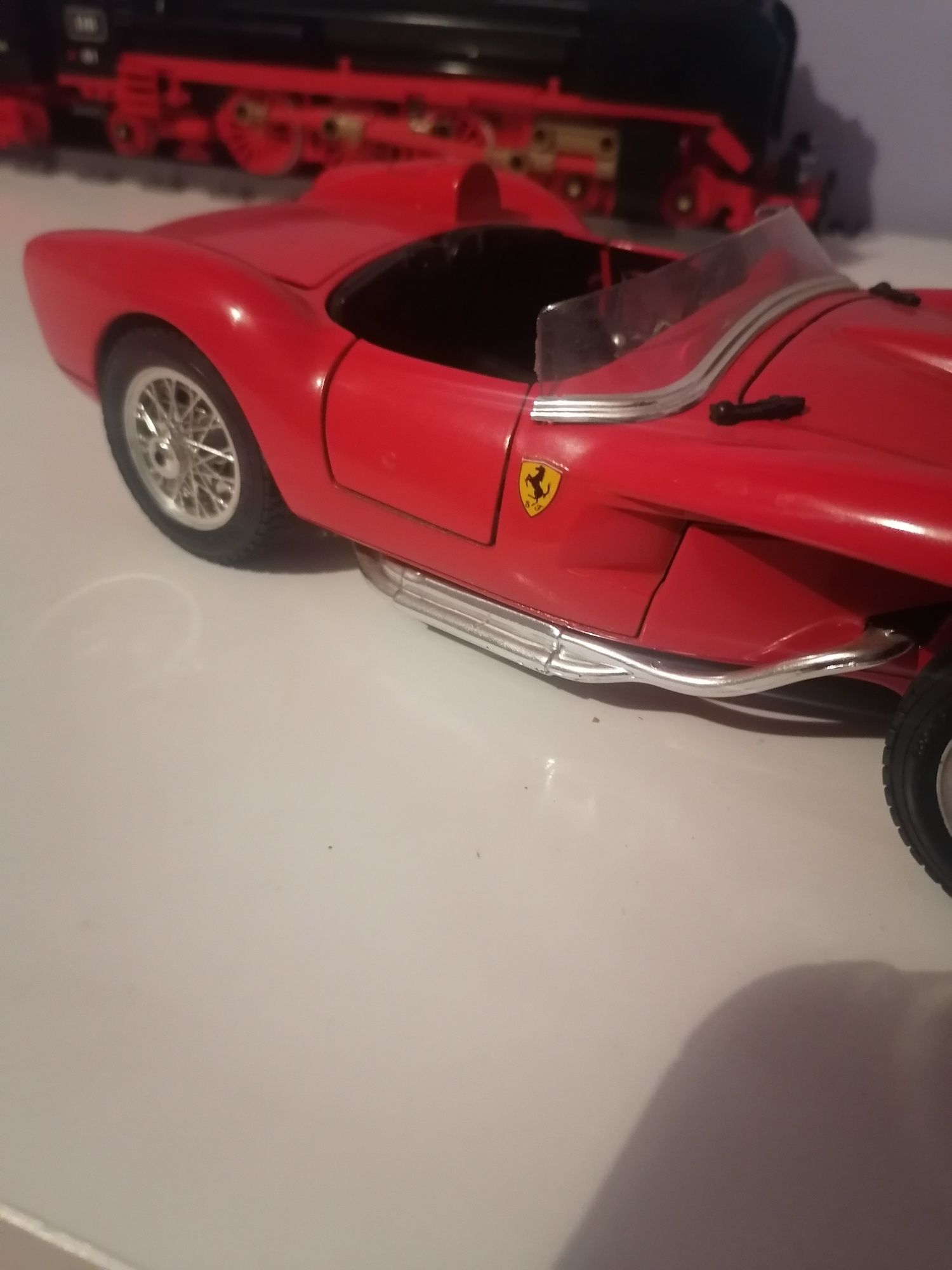 Ferrari model skala 1:18