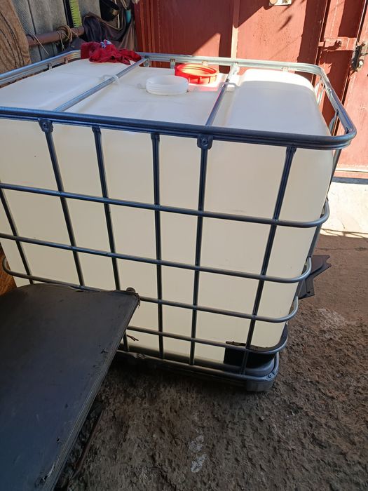 Пластиковая емкость