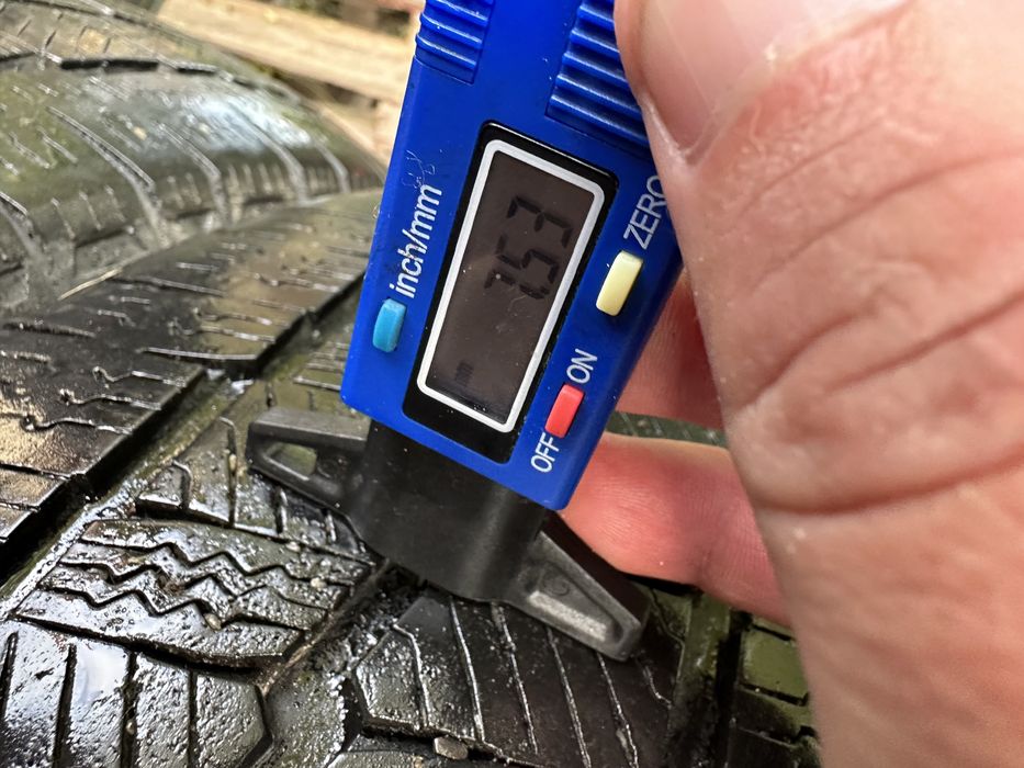 Шини зима 215/65/16с