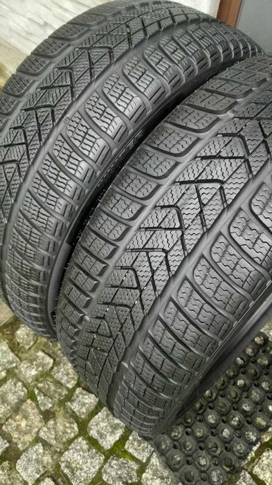 dwie opony zimowe marki Pirelli Sotto Zero 3 - 225/40/19 - 2022 rok