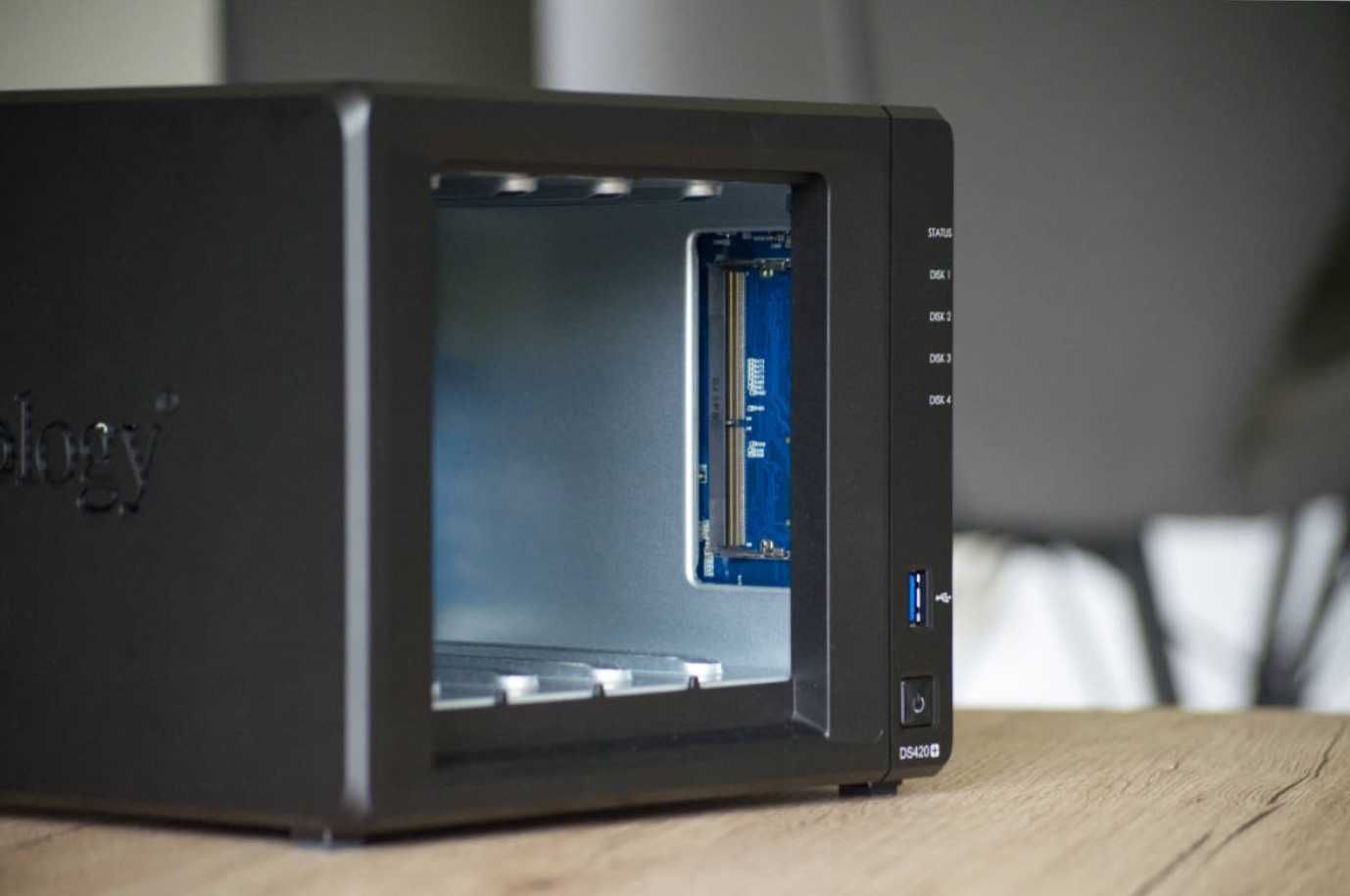 Synology DS420+ NASi 4-zatokowy serwer + SSD cache M.2 NVMe 512GB
