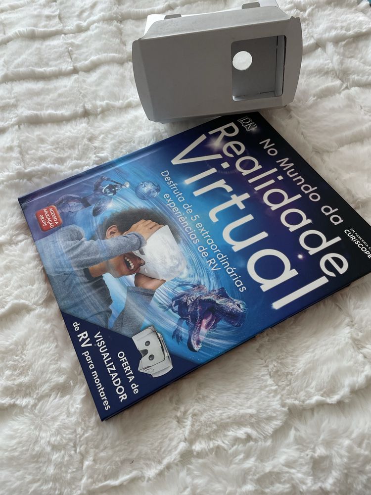 Livro e óculos de realidade virtual.