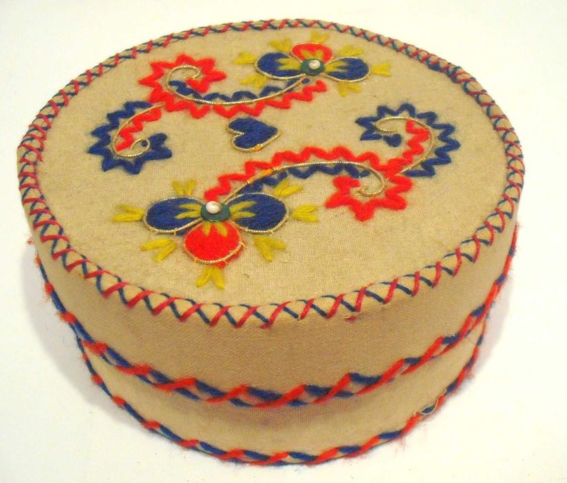 Caixa em pano de Viana do Castelo bordada