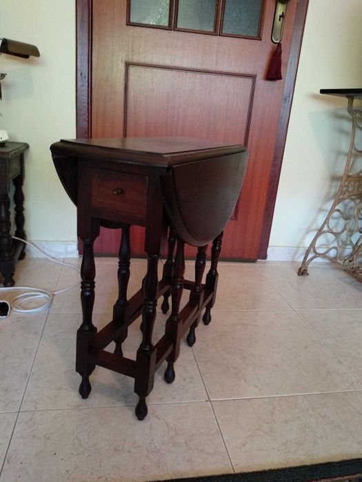 Mesa Holandesa pequena em muito bom estado