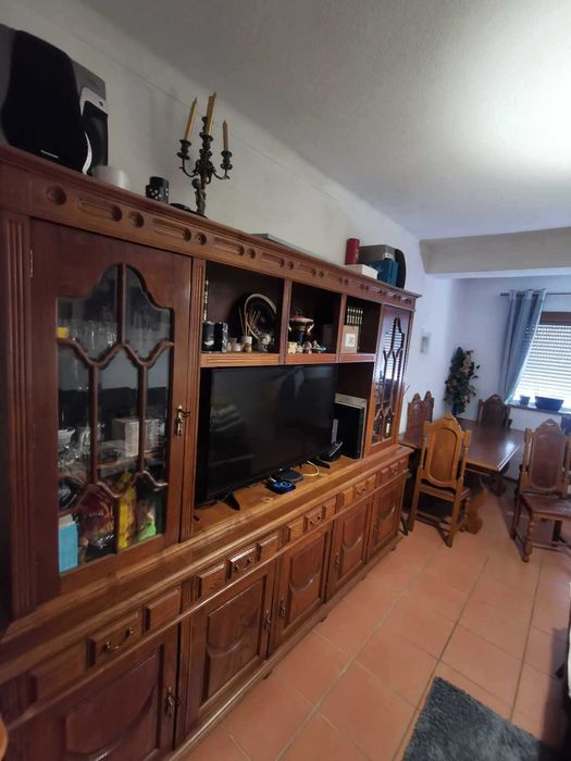 Móvel e mesa com cadeiras