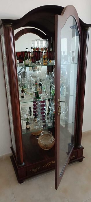 Cristaleira estilo vintage, super conservada.