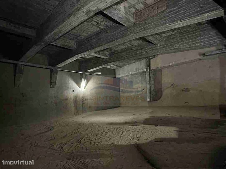 Garagem Estilo Bunker no Centro da Parede