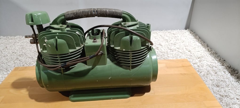 Kompresor tynkarski dwutłokowy 230W.