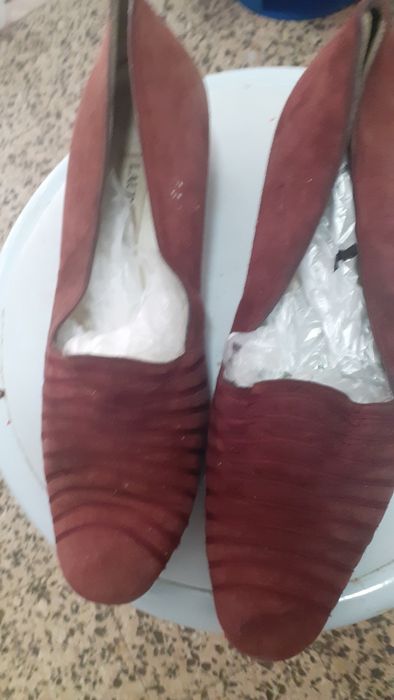 Sapatos de camurça  bordeaux  n37 trabalhados a frente  com salto  peq