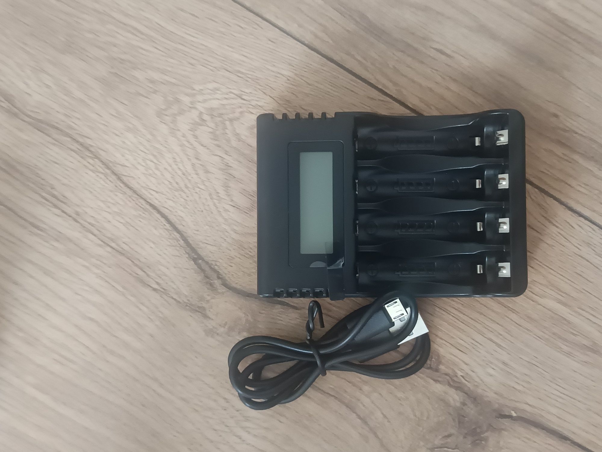 Ładowarka akumulatorów POWEROWL 4-slot AA AAA z wyświetlaczem LCD
