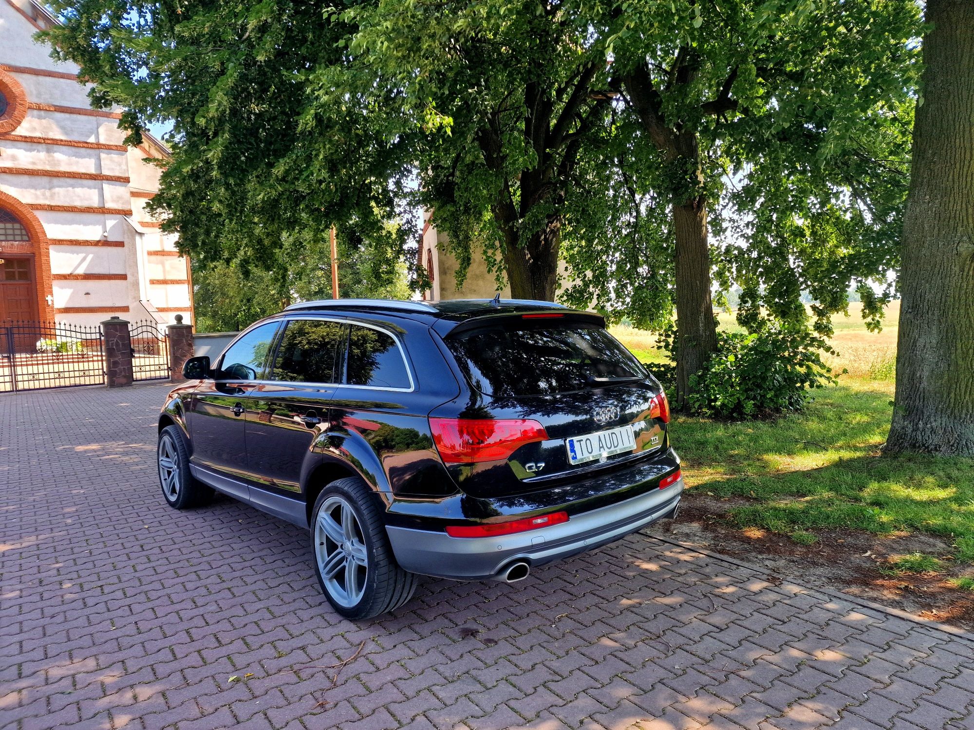Audi q7 
Wynajem do Wożenia do Ślubu . 
Cena od  200 Złotych