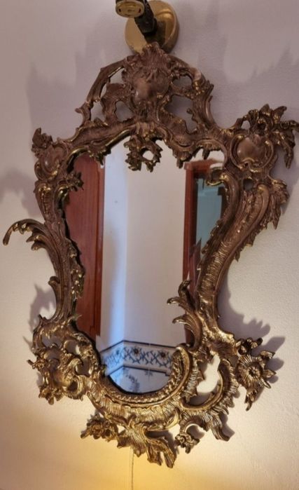 Credência/mesa/aparador vintage em latão maciço com tampo em mármore