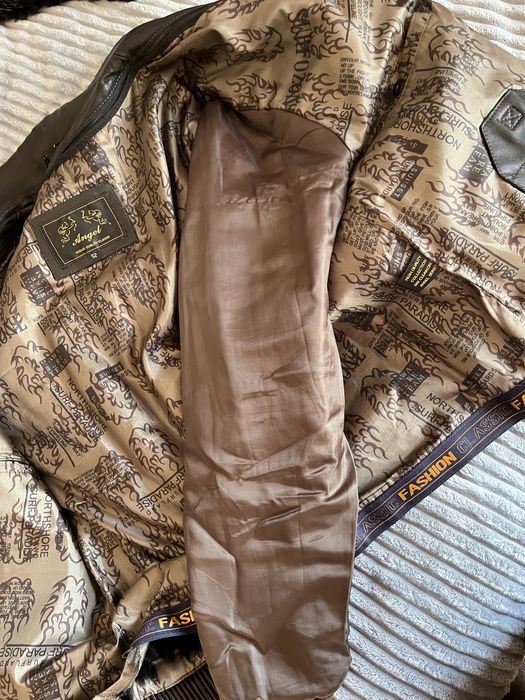 Курточка шкіряна, два в оній.