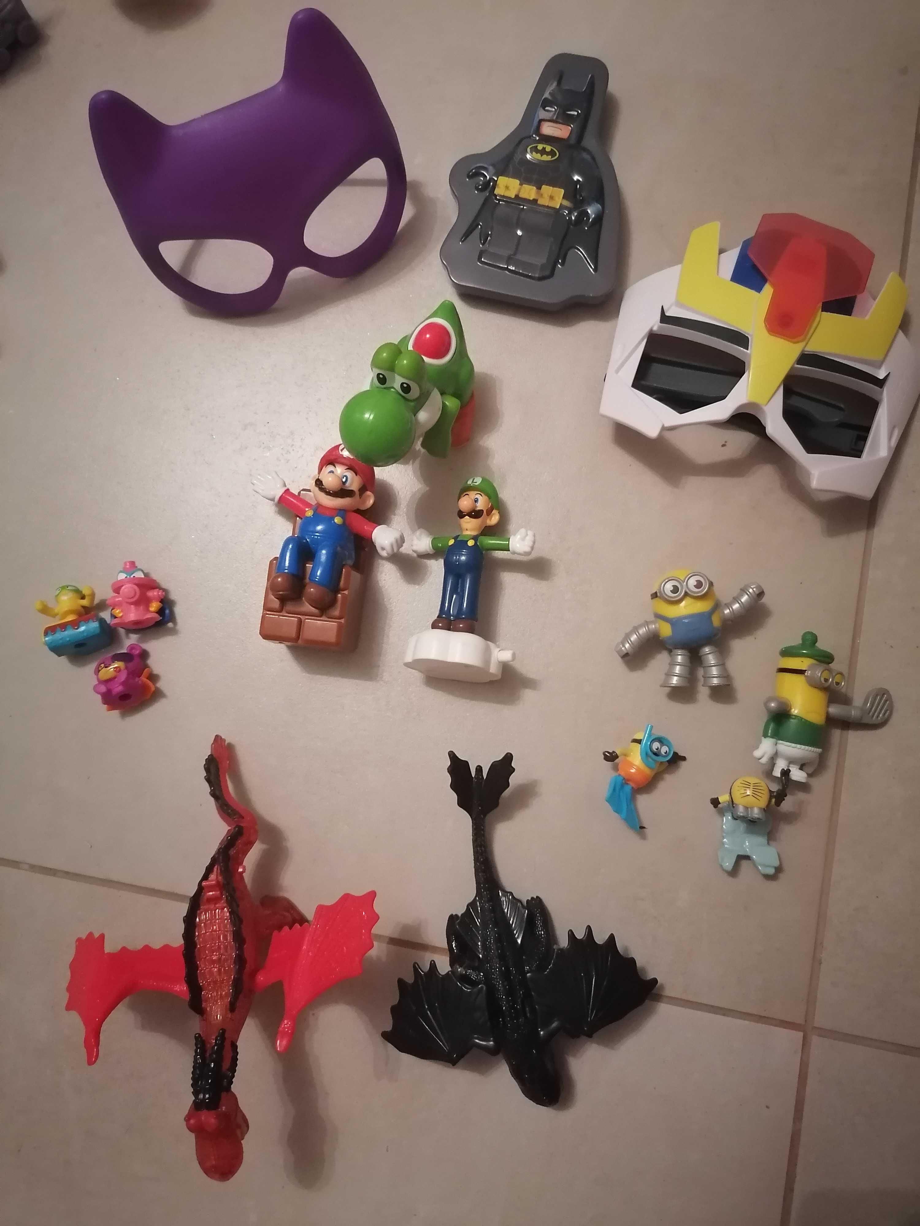 Zestaw zabawek Mario, batman, snupy, pokemon, grzechotki, puchatek