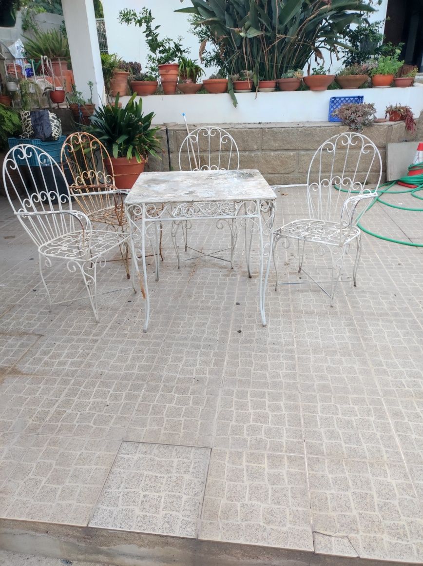 Mesa e cadeiras de jardim