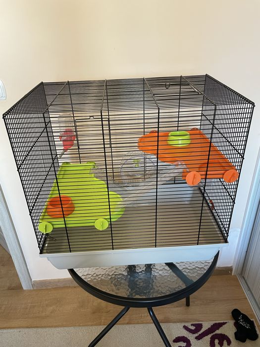 klatkę dla małych zwierząt.