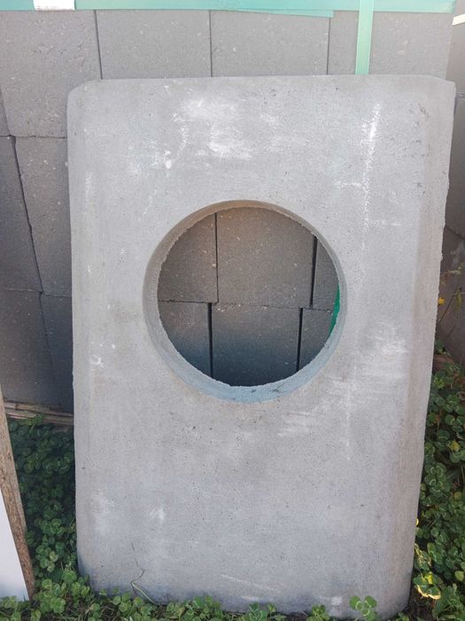 Płyta betonowa przykrywająca komin