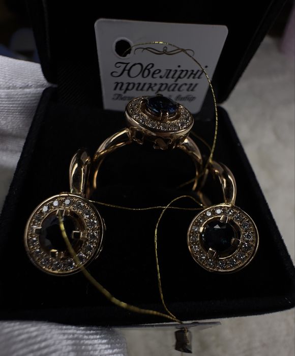Золота каблучка та сережки з сапфірами та діамантами