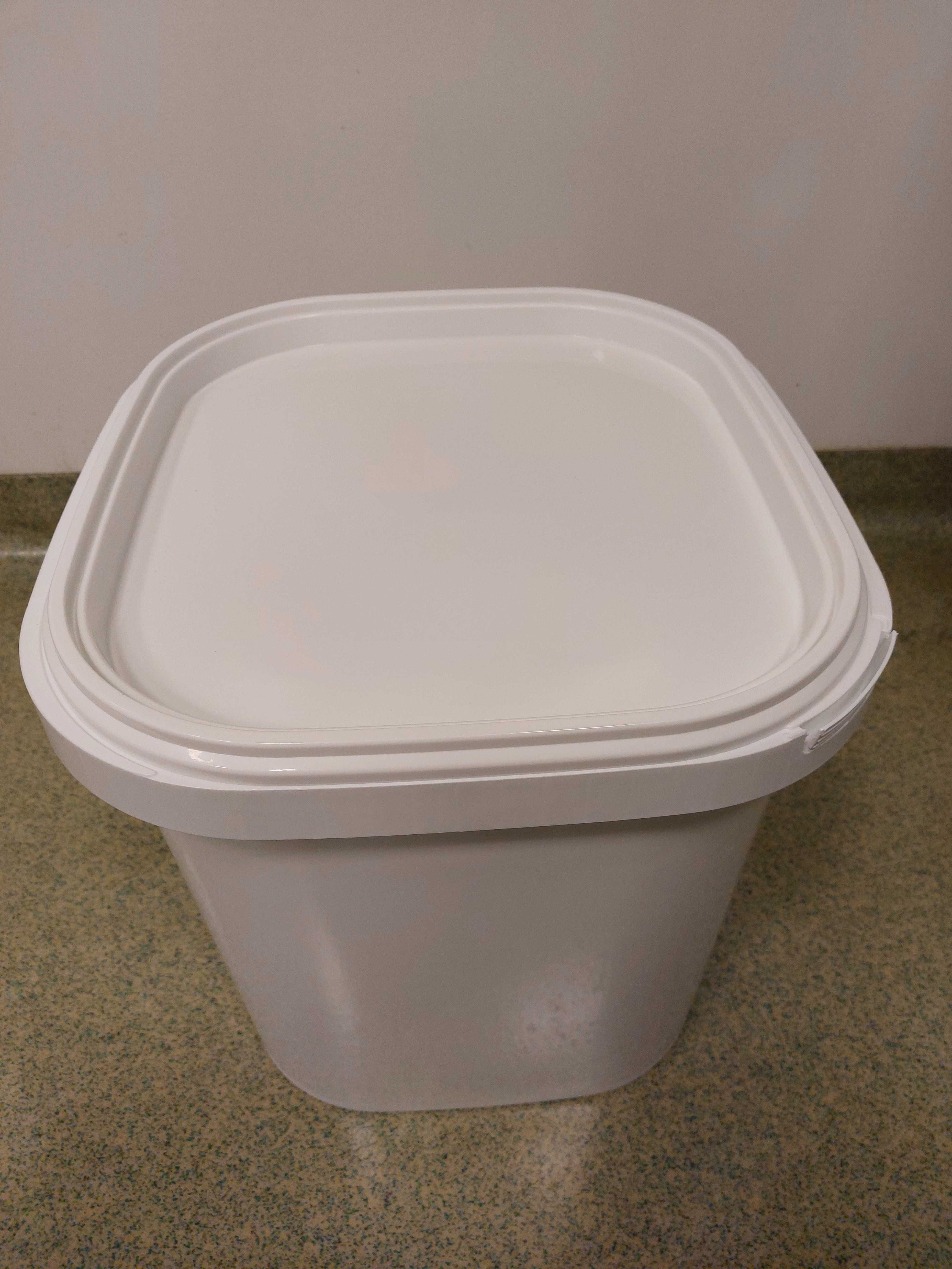 Sprzedam pojemniki plastikowe, białe o pojemnosci okolo 40 litrow