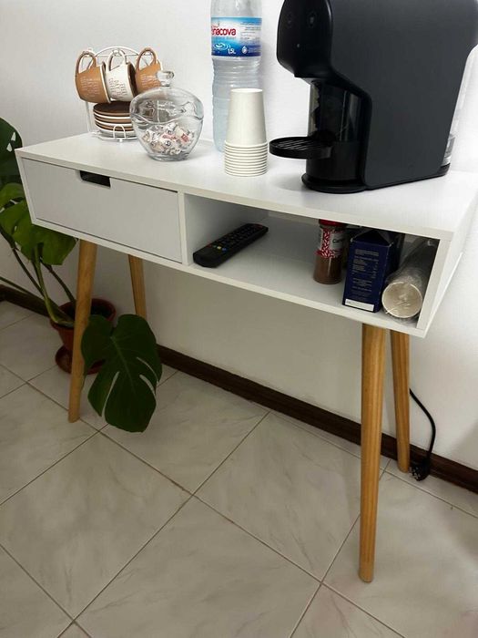 Aparador branco com pernas em madeira – estilo moderno