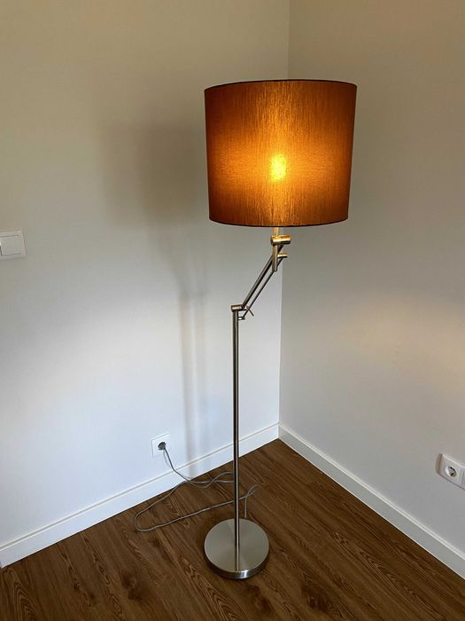 Candeeiro de pé de altura ajustável