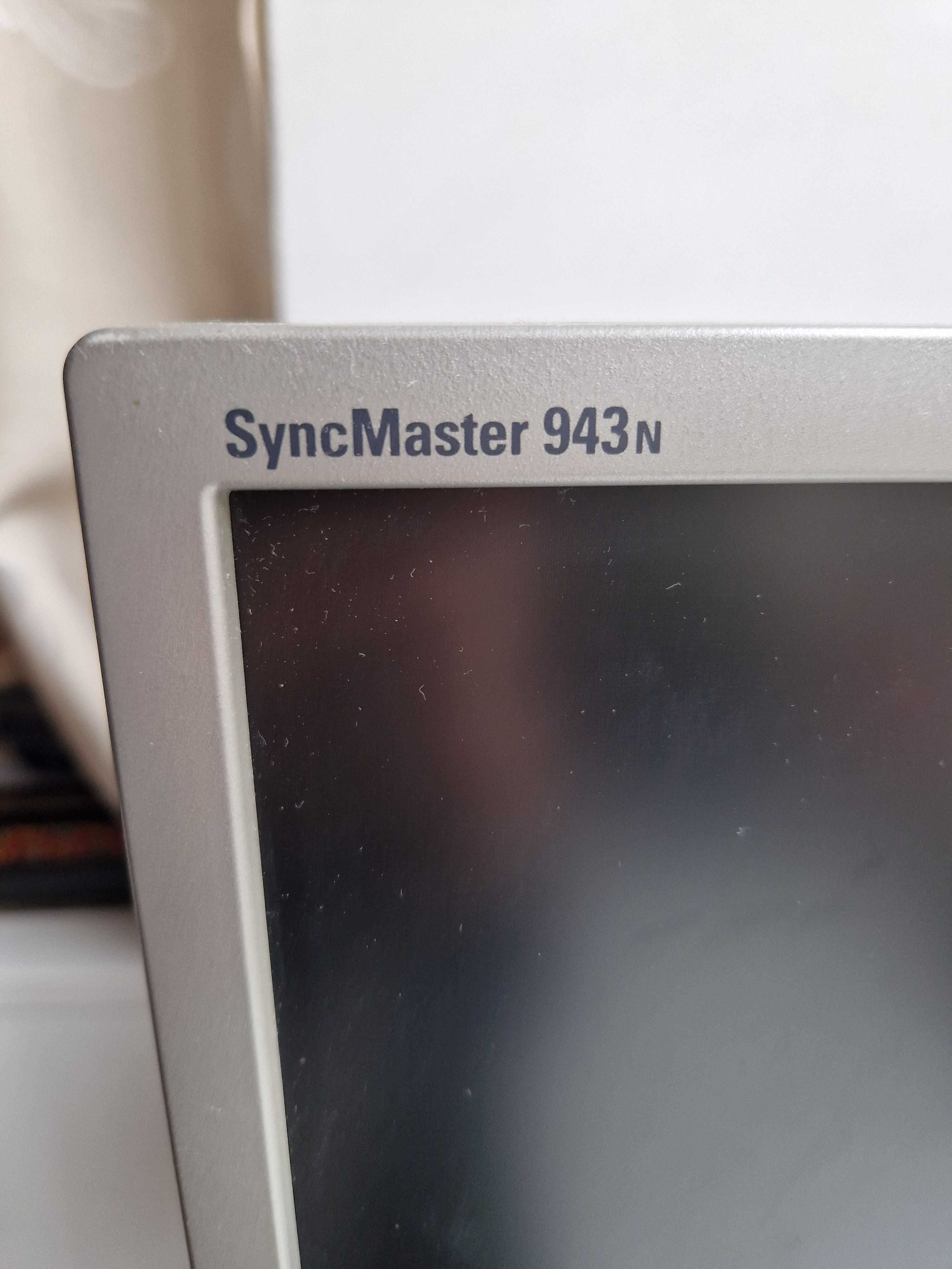 Квадратний монітор Samsung SyncMaster 943n