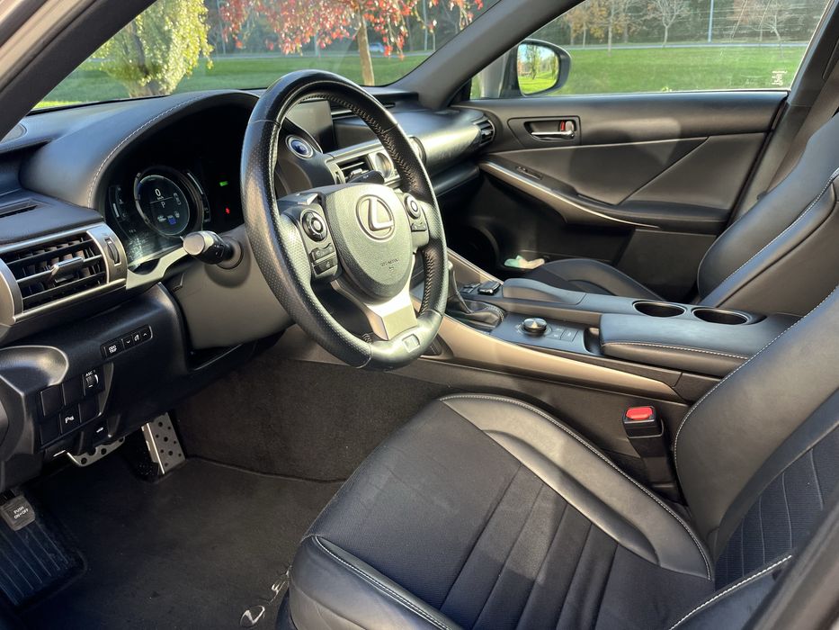 Lexus is300h F Sport - (Nacional)