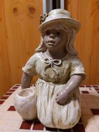Figurka ceramika  gips do ogrodu dziewczynka z wazonem