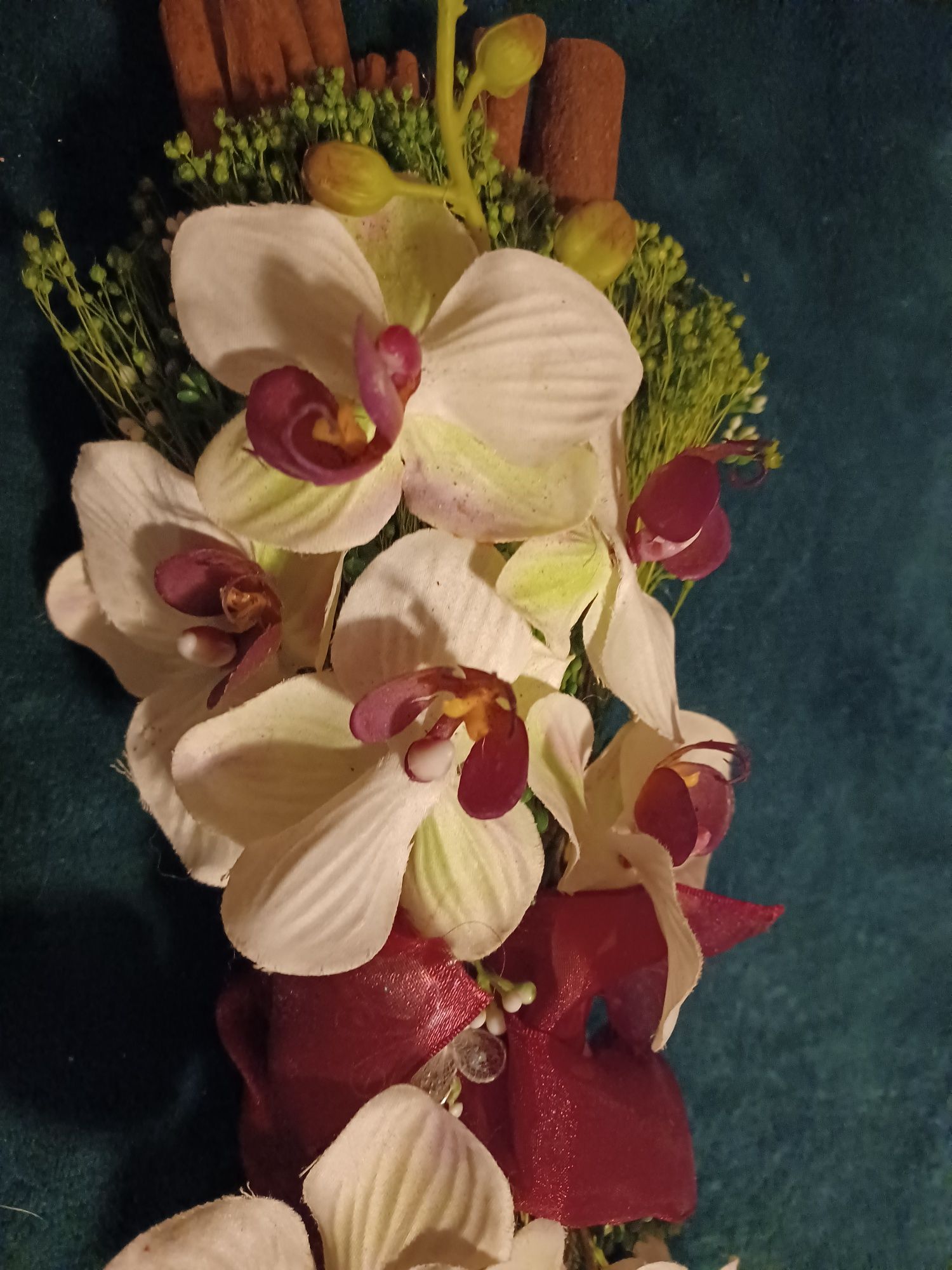 Arranjo orquídias e canela