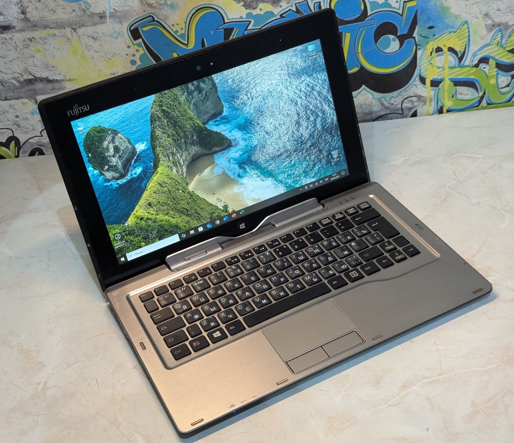 Планшет трансформер Fujitsu Stylistic Q702
