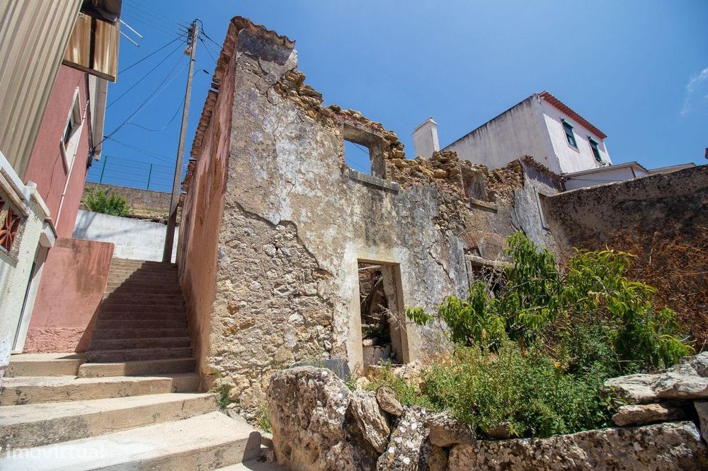 Moradia em Ruina no centro Histórico de Cheleiros