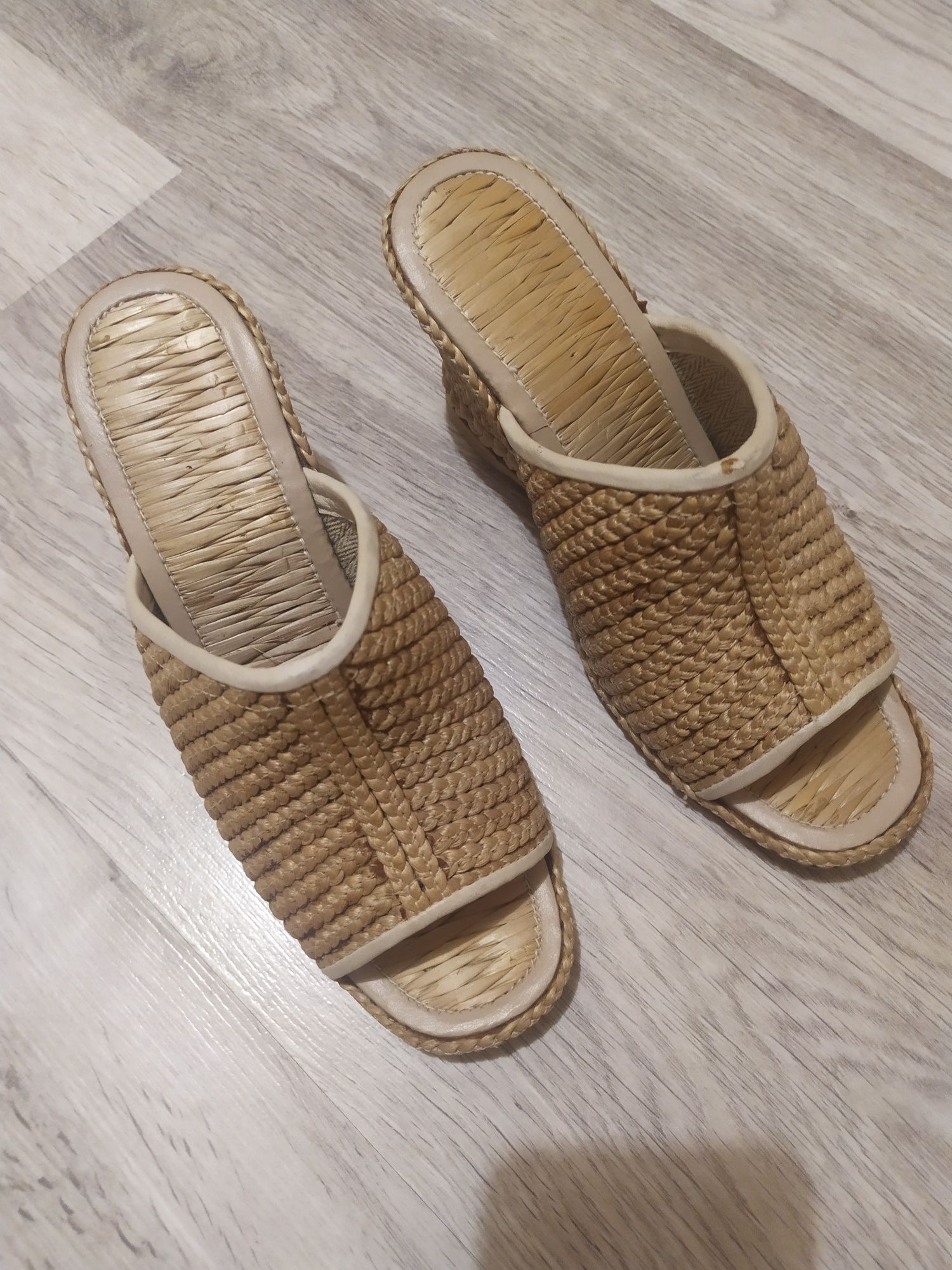 Klapki na koturnie