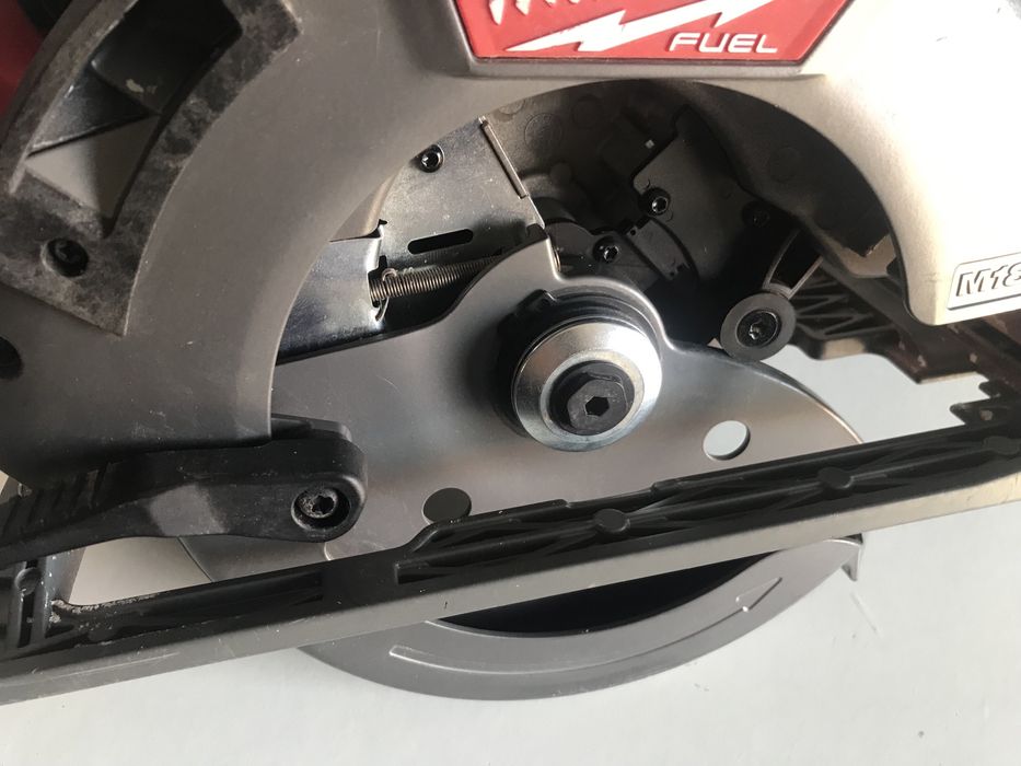 Безщіткова циркулярна пила Milwaukee M18 CCS66 з Англії