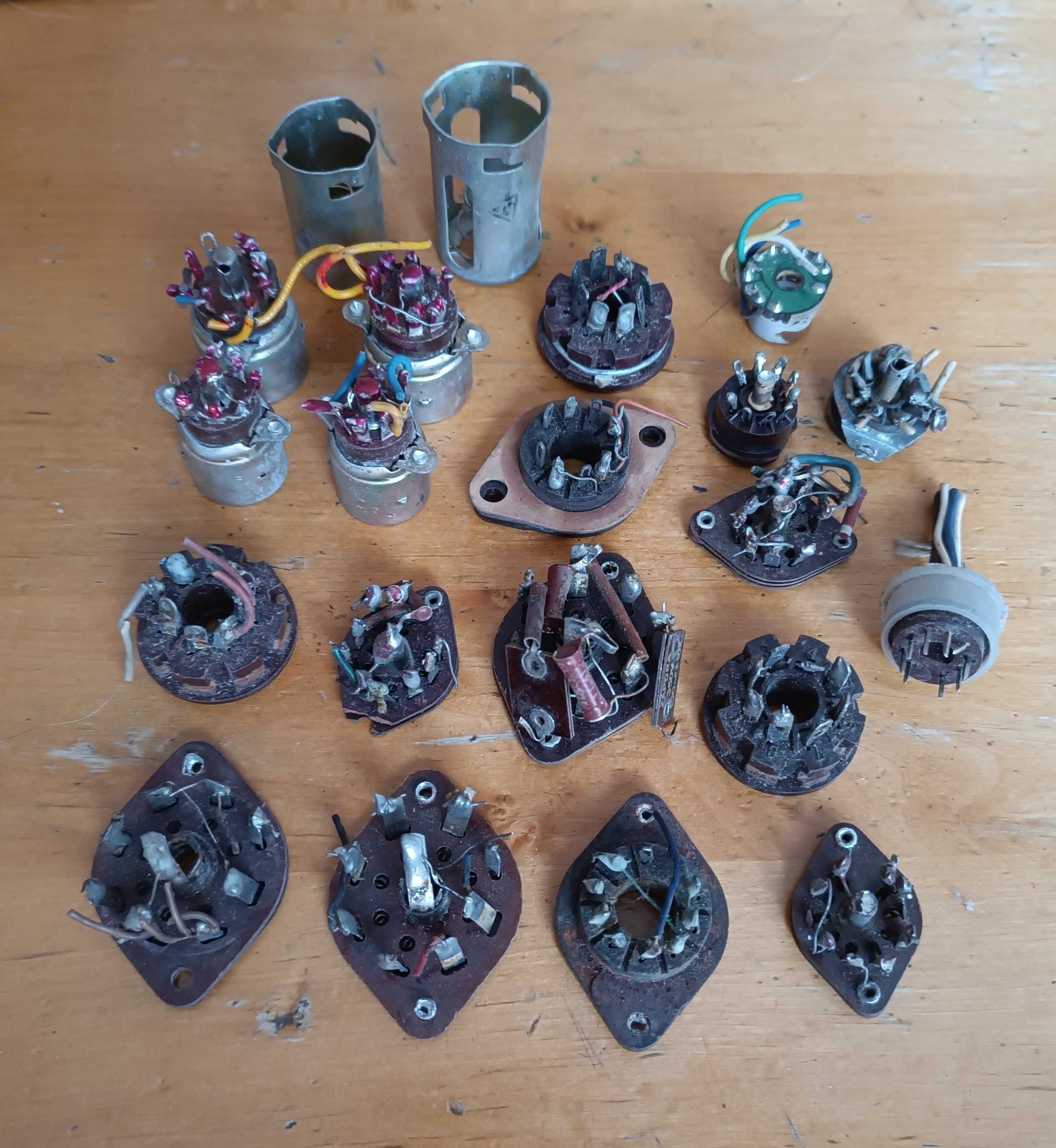 Podstawki do lamp elektronowych