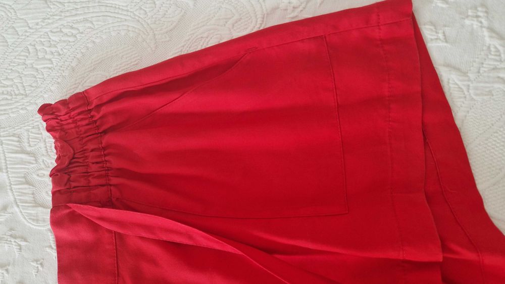 Calções vermelhos, com cinto na cintura, tamanho 38 EUR