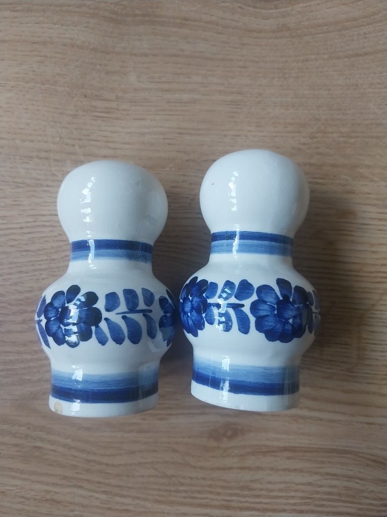 Solniczka i pieprzniczka z fajansu w kobalcie
