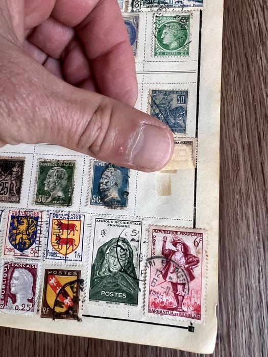 Caderno com mais 330 selos.