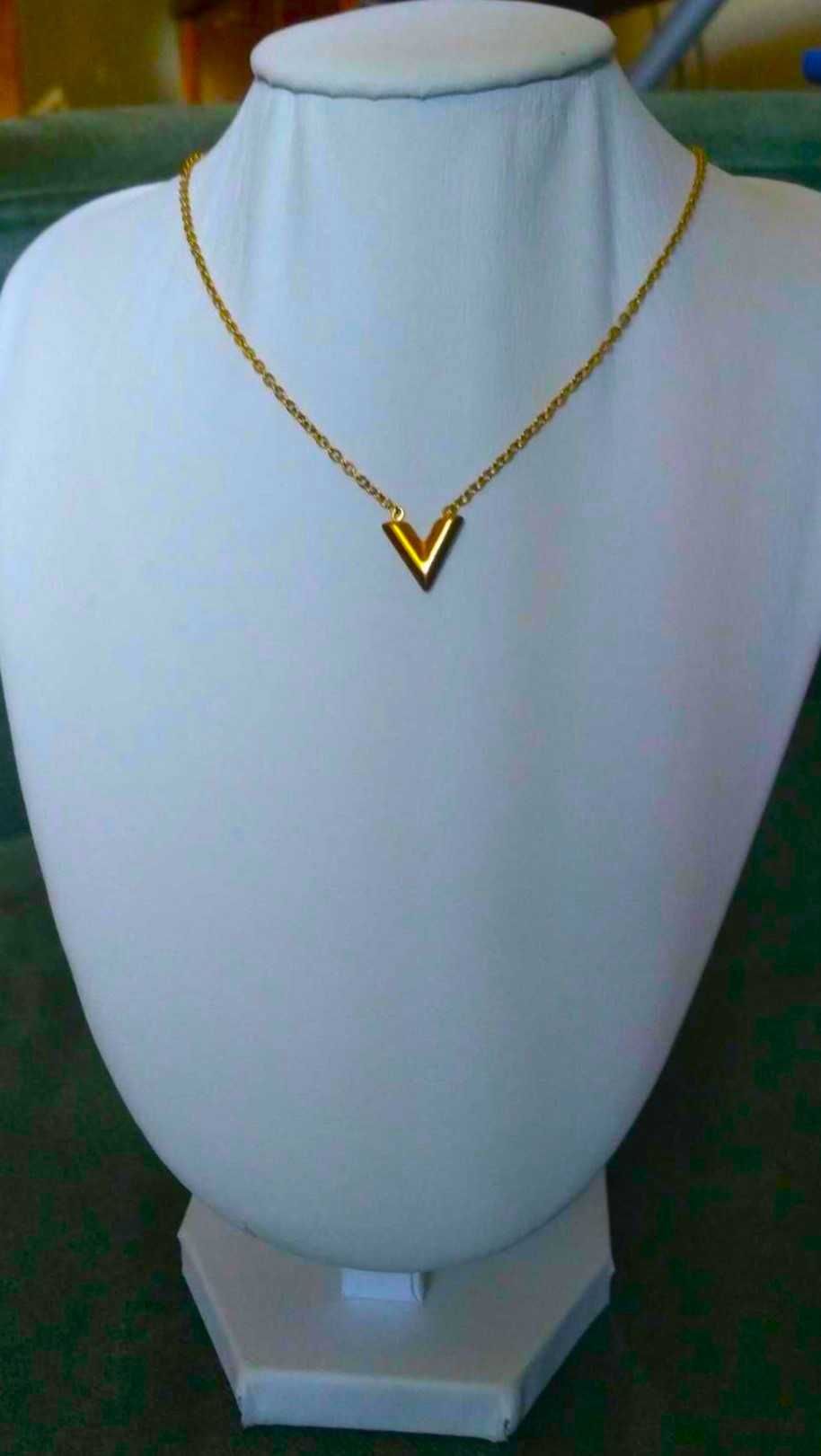 Colar Aço Dourado c/ V de Vitória NOVO - SALDO