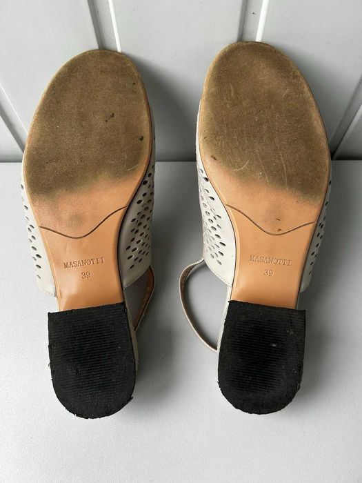 Босоніжки зі шкіри кольору тауп