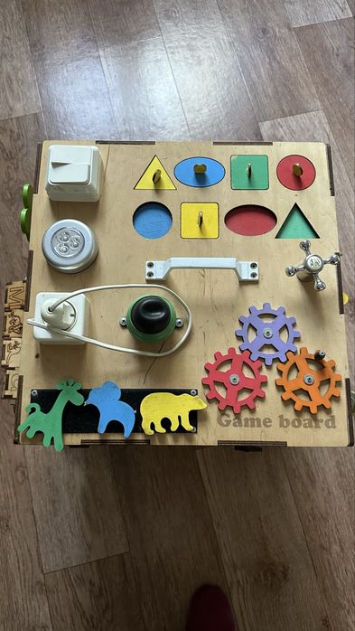 Бізікуб (бізіборд) деревʼяний